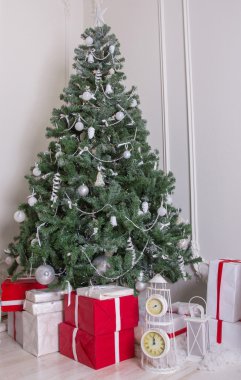 Noel ve yeni yıl iç odası dekore edilmiş