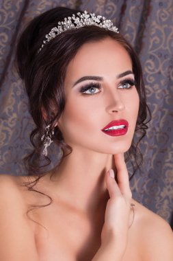 Güzel gelin ve güzel gelinlik. Gelinlik. Düğün dekorasyon. Gelin saç modeli ile görüntü güzel bir kadın portresi.