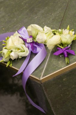 Düğün dekorasyon. Çiçek, buket düğün arka plan önünde. Düğün veya başka bir tablo küme olay akşam yemeği yiyecek ve içecek.