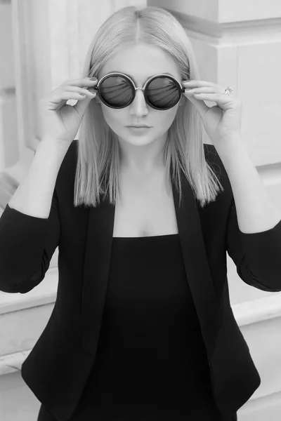 Young fashion business woman in sunglasses walking on the city street. — Stock Photo, Image