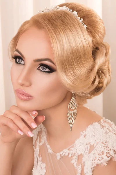 Photo of a beautiful blonde bride in a luxurious wedding dress in elegant expensive interior. — Stock Photo, Image
