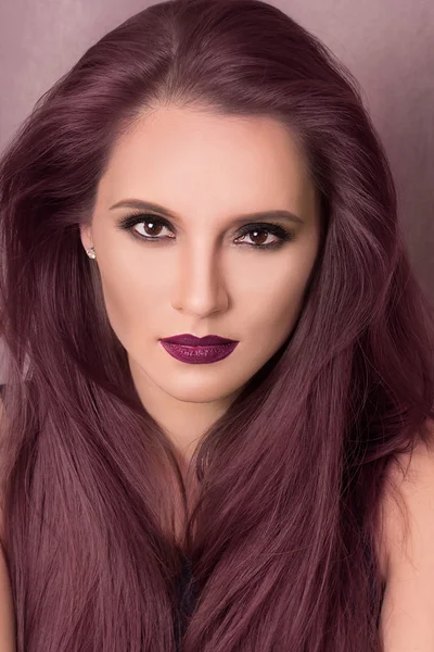 Porträtt av vacker brunett kvinna med örhänge. perfekt makeup. mode foto. — Stockfoto