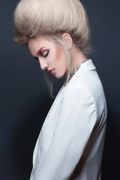 Modèle de mode belles femmes avec coiffure et maquillage lumineux. Beauté femme avec coiffure glamour coiffure, maquillage élégant . — Photo