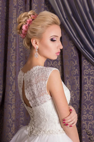 Beautiful bride and beautiful wedding dress. Wedding dress. Wedding decoration. Portrait of a beautiful woman in the image of the bride with hairstyle. — Stock Photo, Image