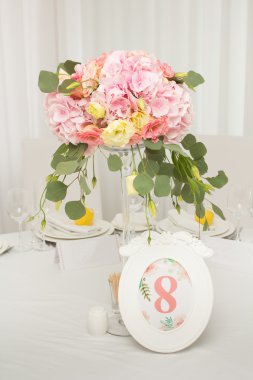 Düğün masa dekorasyonu. Tablo bir düğün yemeği için ayarla. 