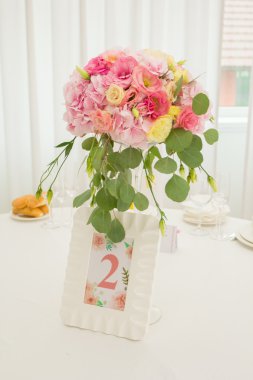 Düğün masa dekorasyonu. Tablo bir düğün yemeği için ayarla. 