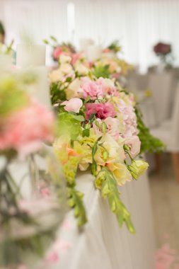 Düğün masa dekorasyonu. Tablo bir düğün yemeği için ayarla. 