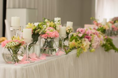 Düğün masa dekorasyonu. Tablo bir düğün yemeği için ayarla. 