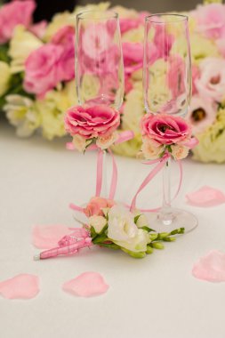 Düğün masa dekorasyonu. Tablo bir düğün yemeği için ayarla. 