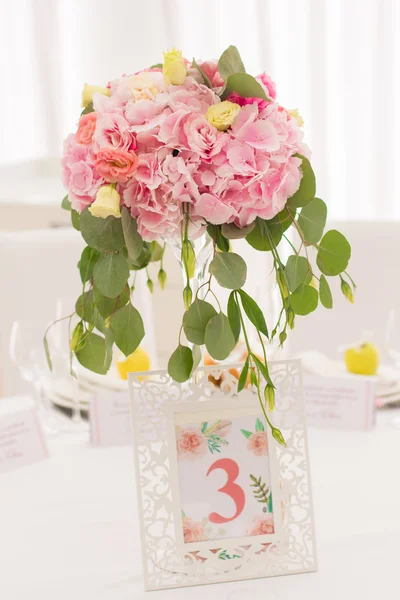 Svatební dekorace na stůl. Tabulka pro svatební hostiny. — Stock fotografie