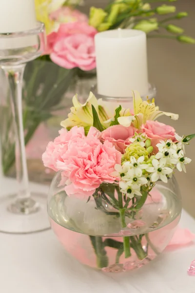 Tafeldecoratie bruiloft. Tafel set voor een bruiloft diner. — Stockfoto