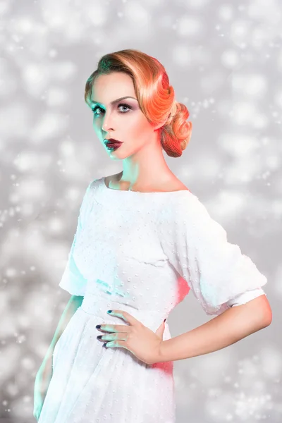 Hermosa y atractiva joven rubia en elegante vestido blanco en copos de nieve —  Fotos de Stock