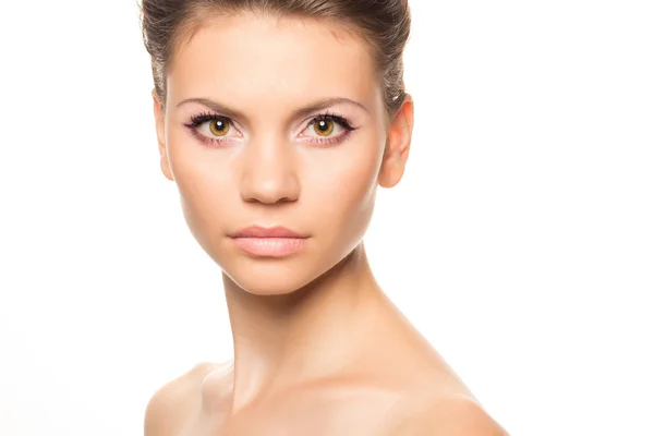 Belle Visage de Jeune Femme à la Peau Propre et Fraîche isolé sur blanc. Portrait de beauté. Belle Spa Femme Souriante. Une peau fraîche parfaite. Modèle beauté pure. Concept de soins pour les jeunes et la peau — Photo