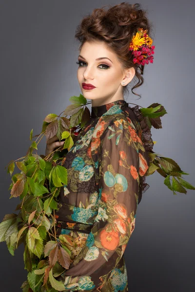 Retrato de moda de mujer de otoño de fantasía. Caída. Hermosa modelo chica con colorido otoño hojas peinado . — Foto de Stock