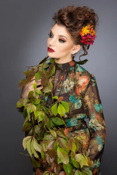Retrato de moda de mujer de otoño de fantasía. Caída. Hermosa modelo chica con colorido otoño hojas peinado . —  Fotos de Stock