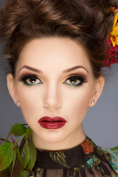 Portret moda uroda jesień. Moda kobieta makijaż. Jesienny styl — Zdjęcie stockowe