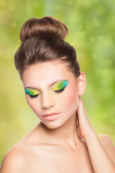 Färgglad Makeup. Skönhet mode modell flicka. Färgglada gör upp för blå ögon. Porträtt av en vacker flicka med professionella hårstyling. — Stockfoto