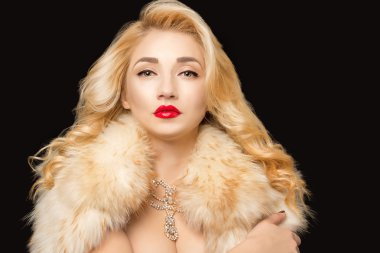 Kürk giysili bir beatyful sarışın kadın portresi. Kırmızı dudak stik