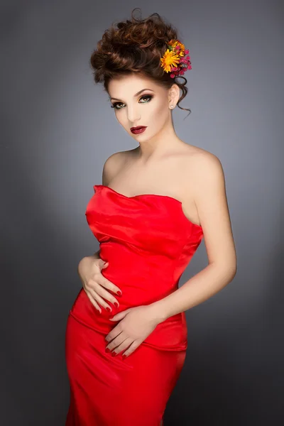 Foto de moda de una hermosa mujer joven en vestido rojo elegante . — Foto de Stock