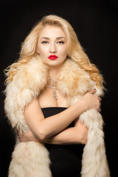 Portrait of a beatyful blond woman in fur clothes. Red lip stik — Stock Photo, Image