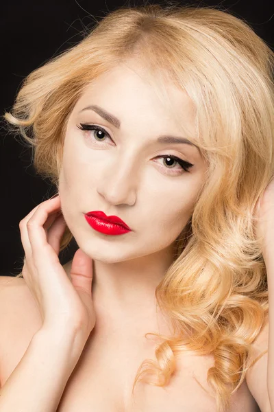 Portrait of a beatyful blond woman in fur clothes. Red lip stik — Stock Photo, Image