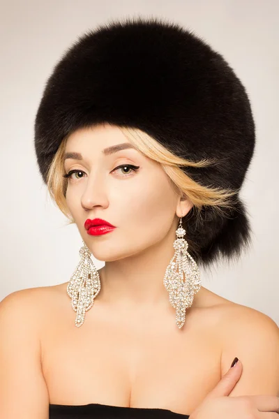 Jewelry and Beauty. Beautiful woman model wearing in fur hat. Fashion lady photo. Winter Girl. Fur Fashion. Beautiful Woman in Fur Hat. Winter Woman Portrait — Stock Photo, Image