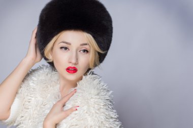 Kış kadın lüks kürk manto. Güzellik moda Model kız. Güzel kış kız kış örme şapka ve atkı