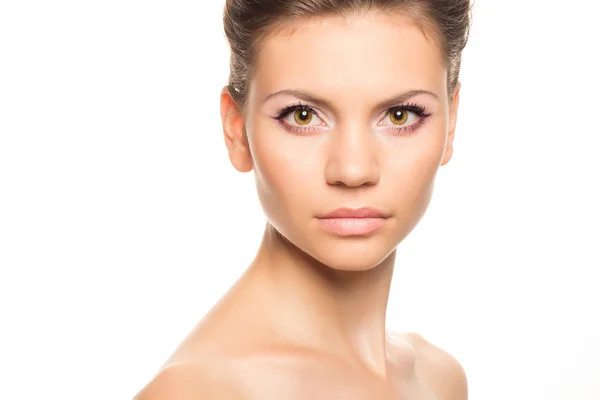 Hermosa cara de mujer joven con piel limpia y fresca aislada en blanco. Retrato de belleza. Hermosa mujer del spa sonriendo. Piel fresca perfecta. Modelo de belleza pura. Concepto de cuidado de la piel y la juventud — Foto de Stock