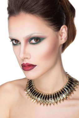 Güzel kadın yaratıcı makyaj ve orijinal saç modeliyle Glamour portresi. Cilt, seksi kırmızı dudaklar makyaj ve karanlık kaşları moda parlak fosforlu kalem