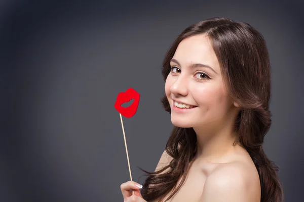Belleza chica feliz con los labios de San Valentín. Sonriendo sorprendido modelo chica toma labios en forma de rojo . —  Fotos de Stock