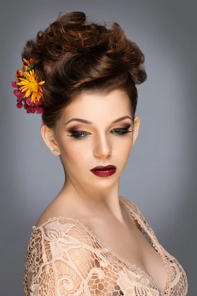 Moda Belleza Modelo Chica con Flores Pelo. Novia. Perfecto maquillaje creativo y estilo de pelo. Peinado. Ramo de flor hermosa —  Fotos de Stock