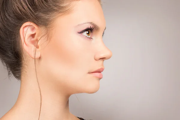 Retrato de belleza. Hermosa mujer del spa tocando su cara. Piel fresca perfecta. Modelo de belleza pura. Concepto de cuidado de la piel y la juventud — Foto de Stock