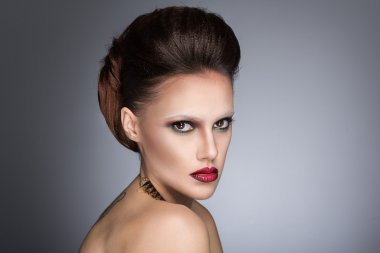 Zarif saç modeli ile güzel şehvetli kadın portresi. Creativ makyaj. Moda fotoğraf