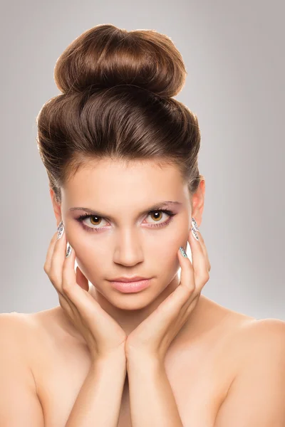 Retrato de belleza. Hermosa mujer del spa tocando su cara. Piel fresca perfecta. Belleza morena Modelo. Concepto de Cuidado de la Juventud y la Piel. Grabado en estudio. Aislado sobre fondo blanco . — Foto de Stock