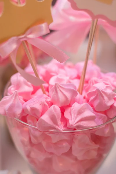 Leckeres süßes Buffet mit Cupcakes. süßes Feiertagsbuffet mit Cupcakes und anderen Desserts. — Stockfoto