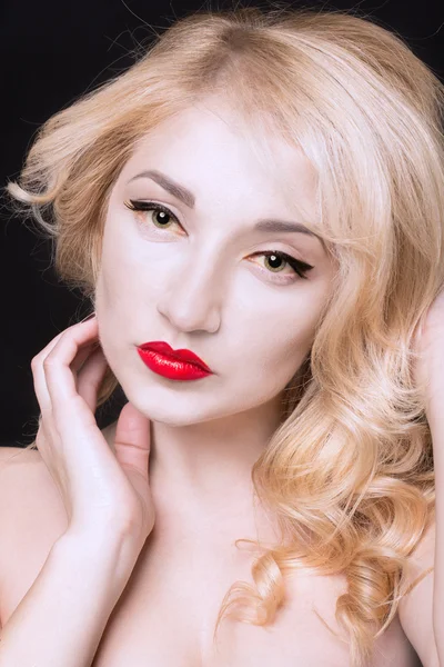 Blont hår. vacker sexig blond flicka. skönhet isolerad på en svart bakgrund — Stockfoto