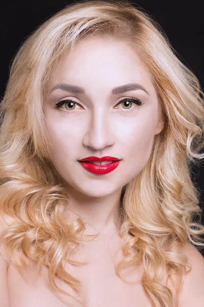 Blont hår. vacker sexig blond flicka. skönhet isolerad på en svart bakgrund — Stockfoto