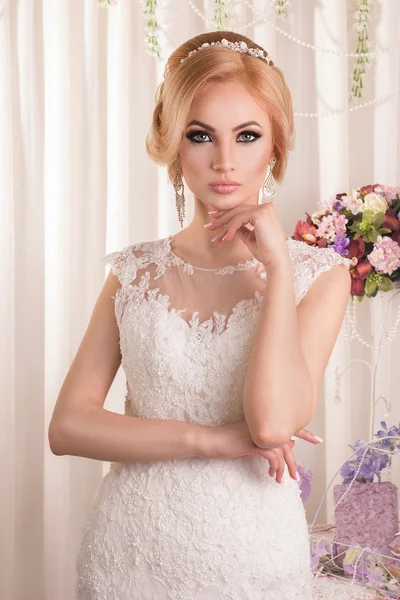 güzel ve lüks iç moda gelin. güzel ve çekici makyaj ve saç modeli ile moda gelin