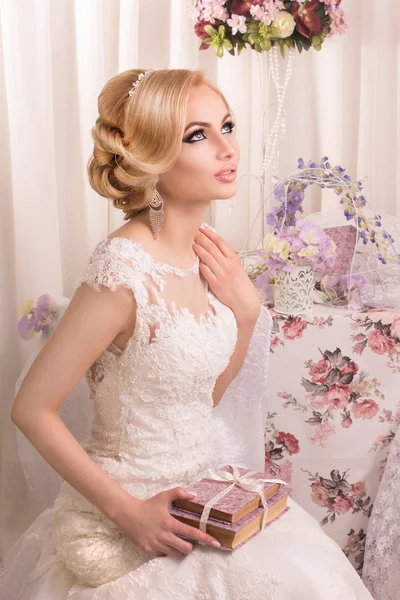 美しい、豪華なインテリアのファッション花嫁。美しいとグラマー メイクと髪型とファッションの花嫁 — ストック写真