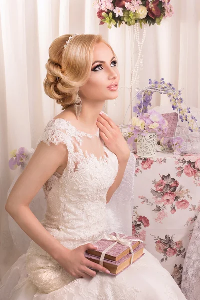 güzel ve lüks iç moda gelin. güzel ve çekici makyaj ve saç modeli ile moda gelin