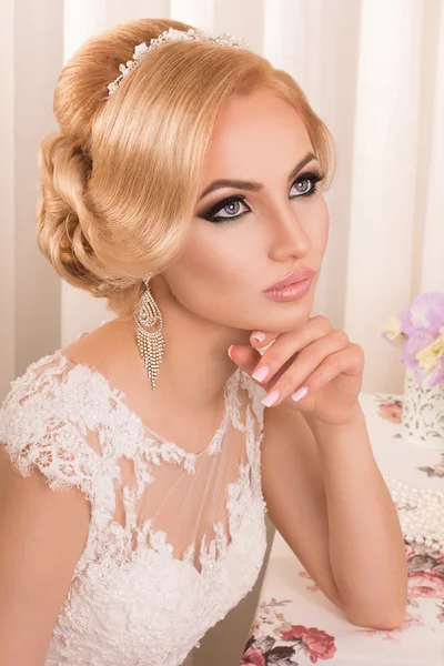 güzel ve lüks iç moda gelin. güzel ve çekici makyaj ve saç modeli ile moda gelin