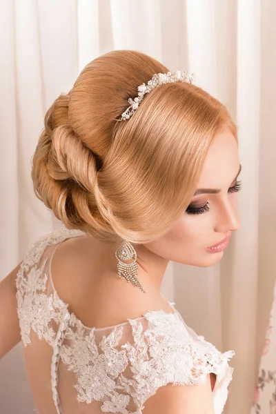 Schöne und modische Braut im luxuriösen Interieur. Schöne und modische Braut mit Glamour-Make-up und Frisur — Stockfoto