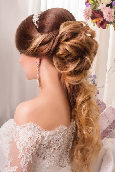 Bela noiva com penteado de moda e maquiagem — Fotografia de Stock