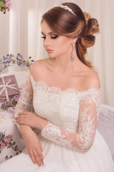 ファッション髪型とメイクの美しい花嫁 — ストック写真