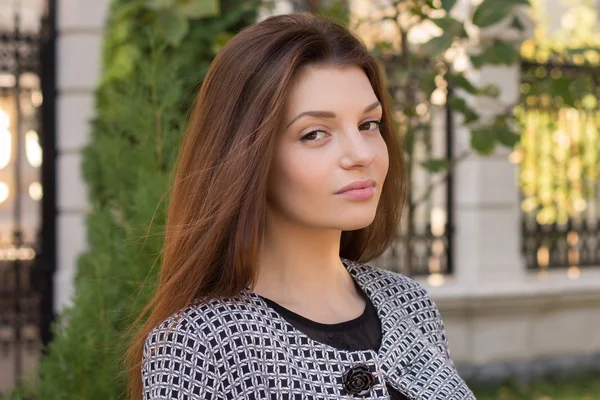 Young attractive cheerful woman walking in city — Stock Photo, Image