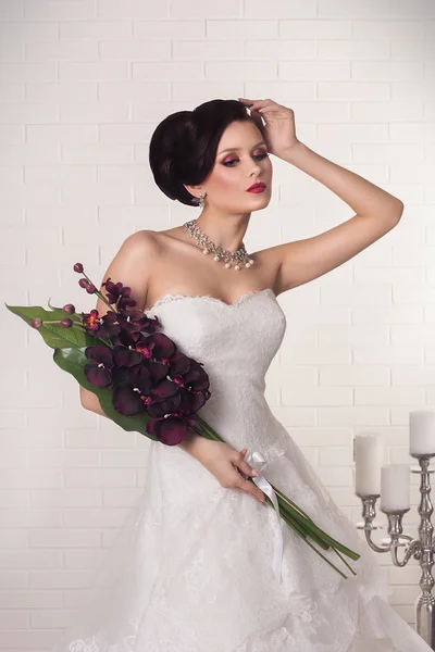 Beautiful and fashion bride in luxury interior — Stock Photo, Image