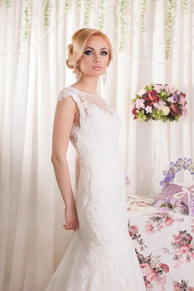 美しい、豪華なインテリアのファッション花嫁。美しいとグラマー メイクと髪型とファッションの花嫁 — ストック写真