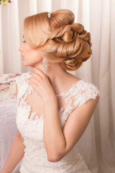 güzel ve lüks iç moda gelin. güzel ve çekici makyaj ve saç modeli ile moda gelin