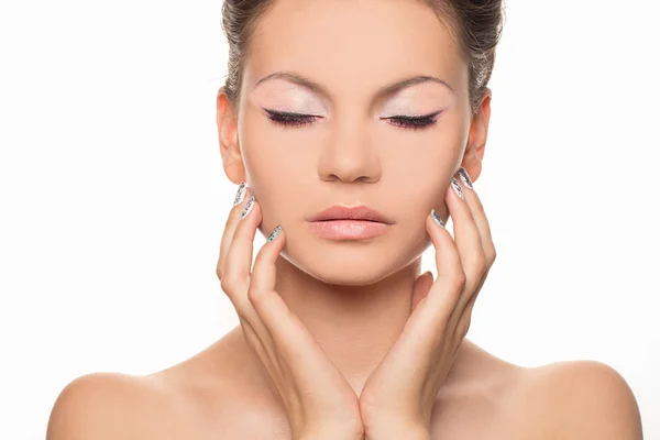 Hermosa cara de mujer con bronceado. La piel limpia - aislado sobre blanco. Retrato de atractiva mujer caucásica sonriente morena aislada en blanco studio shot — Foto de Stock