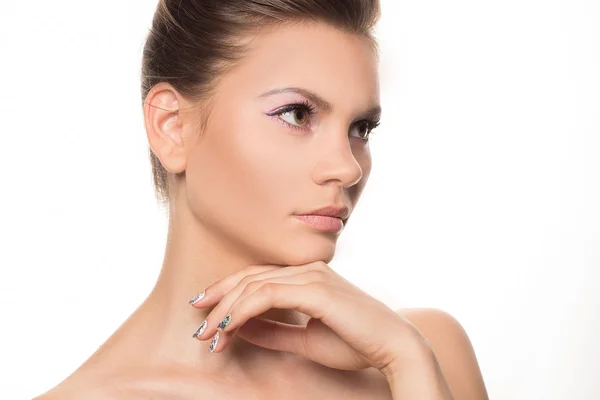 Le visage d'une belle femme bronzée. peau propre - isolée sur blanc. Portrait d'attrayant caucasien souriant femme brune isolé sur blanc studio shot — Photo